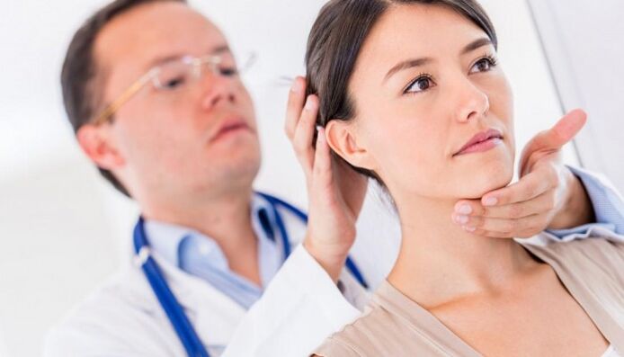 médico examina a un paciente con dor no pescozo