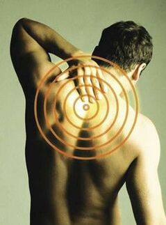 A dor nas costas que empeora coa inhalación é un síntoma da osteocondrose torácica