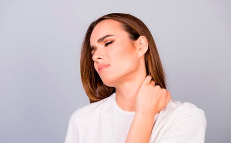 A dor no pescozo adoita ser causada por patoloxías da columna cervical