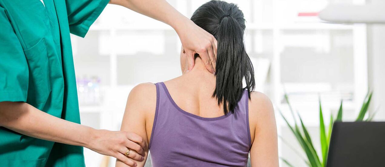Paciente con dor cervical examinado por un médico